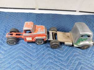 lot 273 image: 2 Vintage pick-up trucks