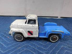 lot 274 image: Metal Hubley pick-up truck