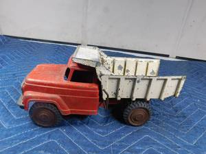 lot 275 image: Vintage Hubley dump truck