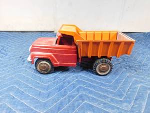 lot 276 image: Vintage Hubley dump truck