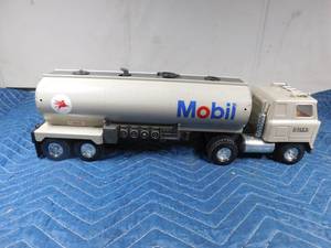 lot 283 image: Metal Mobil semi and tanker