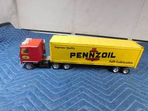 lot 284 image: metal Pennzoil semi and trailer