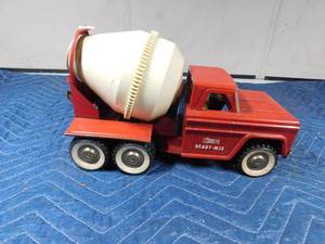 lot 285 image: Metal Structo ready mix truck