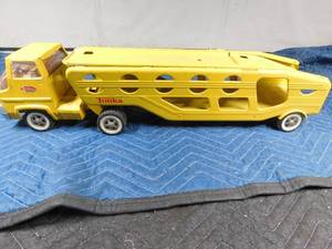lot 290 image: Metal Tonka car carrier semi and trailer