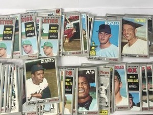 lot 432 image: Lot of approximately 200 plus 1970 Baseball Cards