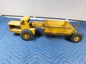lot 292 image: Metal tractor with grain trailer