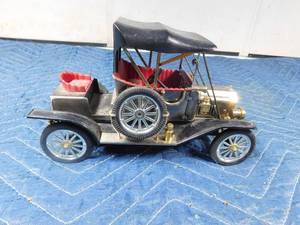 lot 310 image: Vintage 1960s Ford 1912 Model T AM radio