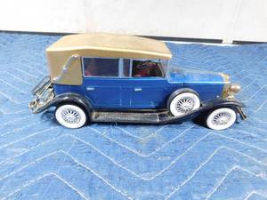lot 316 image: 1960s Vintage 1928 Lincoln L transistor radio