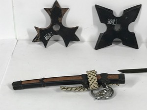 lot 466 image: 3 throwing knives and 1 small samurai sword