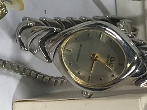 lot 473 image: 5 Watches - Set of Earings - 1 Necklace