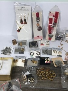 lot 474 image: Lot of costume jewelry
