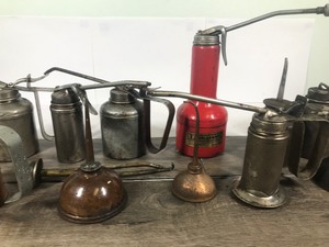lot 487 image: Lot of thumb press oil cans