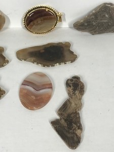 lot 493 image: Lot of polished rocks with agates and a rock made into jewelry