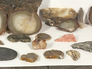 lot 496 image: Slab cut rocks with agates