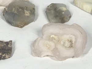 lot 499 image: Lot of rocks