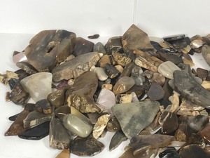 lot 552 image: Lot of polished rocks