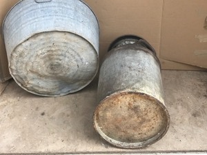 lot 3 image: Vintage wash tub and milk can