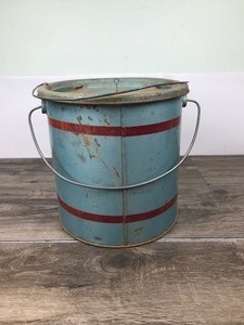 lot 558 image: Vintage Falls City The Anglers Choice Metal Minnow Bucket