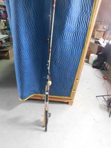 lot 320 image: 2 fishing rods, ice fishing rod and 2 reels