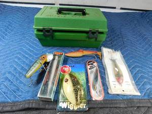 lot 332 image: 6 Muskey lures in a Remington case