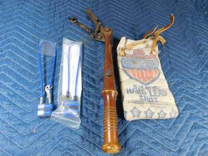 lot 339 image: 8lbs #6 lead shot, 2 gun locks, and clay pigeon thrower