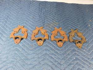 lot 6 image: 4 Vintage Cast iron duel pistols bottle openers