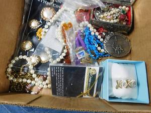 lot 519 image: Flat of jewelery