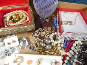 lot 520 image: FLAT OF JEWELRY WITH EARRING HOLDER AND MORE