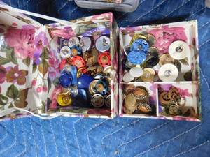lot 521 image: 4 jewelry boxes of jewelry
