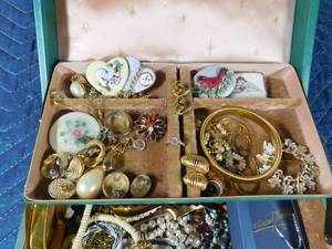 lot 522 image: Vintage jewelry box of jewelry