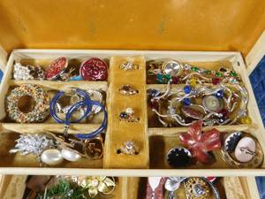 lot 523 image: Vintage jewelry box of jewelry