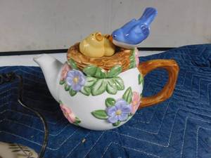 lot 524 image: 5 Tea pots