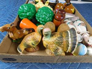 lot 525 image: Flat of S&P shakers