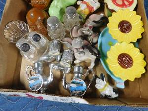 lot 526 image: Flat of S&P shakers