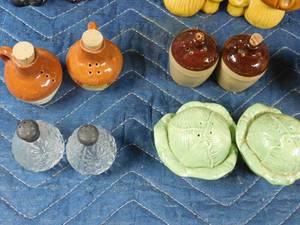 lot 527 image: Flat of S&P shakers and more