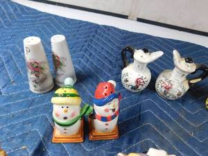 lot 528 image: Flat of S&P shakers