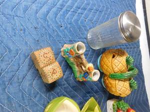 lot 529 image: Flat of S&P shakers, sugar and creamers
