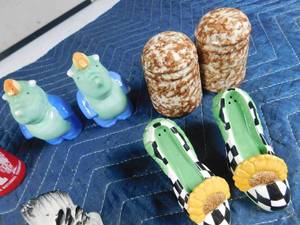 lot 530 image: Flat of S&P shakers
