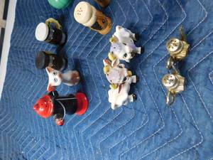 lot 531 image: Flat of S&P shakers and more