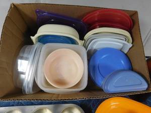 lot 536 image: Muffin pan and food containers with lids