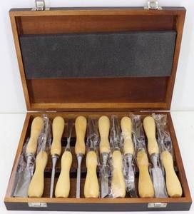 lot 42 image: Cummins 12pc Wood Chisel Set