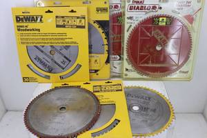 lot 61 image: 12 Saw Blades