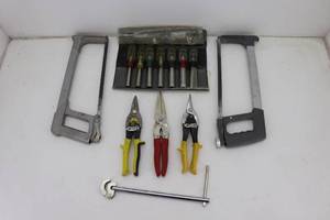 lot 120 image: Tin Snips, Nut Drivers & Hacksaws