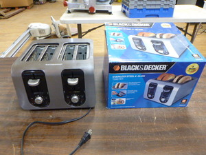 lot 27 image: Black & Decker Stainless 4-Slice Toaster
