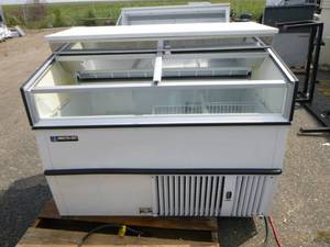 lot 6 image: Master-Bilt Sliding Door Freezer