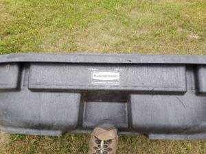 lot 18 image: Rubbermaid Water Tub