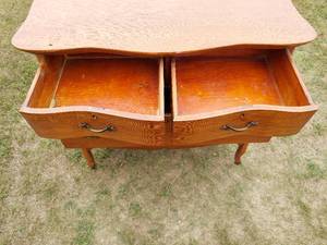 lot 43 image: Vintage Dresser