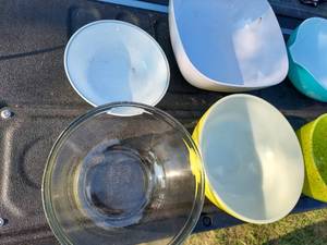 lot 58 image: Assortment of Salad Bowls