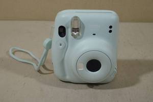 lot 16 image: Fujifilm Instax Mini 11 Instant Camera