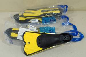 lot 144 image: 2 Cressi Rondine Light Travel Fins -Sizes 8-9 & 10-11